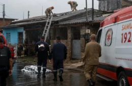Idoso morre após cair de telhado durante forte chuva no bairro Flores, em Manaus