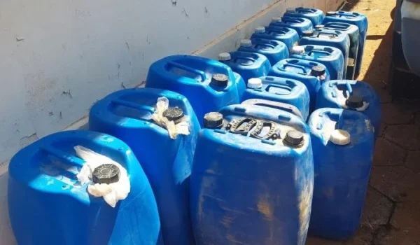 PM apreende 600 pares de chinelos e quase 700 litros de diesel na fronteira