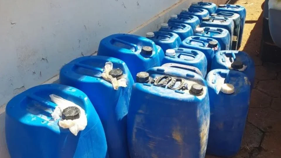 PM apreende 600 pares de chinelos e quase 700 litros de diesel na fronteira