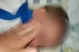 Mãe é presa após agredir bebê de 5 meses e ameaçar matar os filhos para cobrar pensão