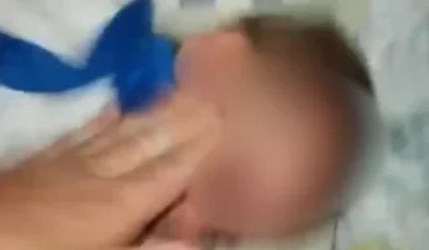 Mãe é presa após agredir bebê de 5 meses e ameaçar matar os filhos para cobrar pensão