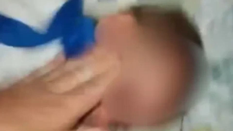 Mãe é presa após agredir bebê de 5 meses e ameaçar matar os filhos para cobrar pensão