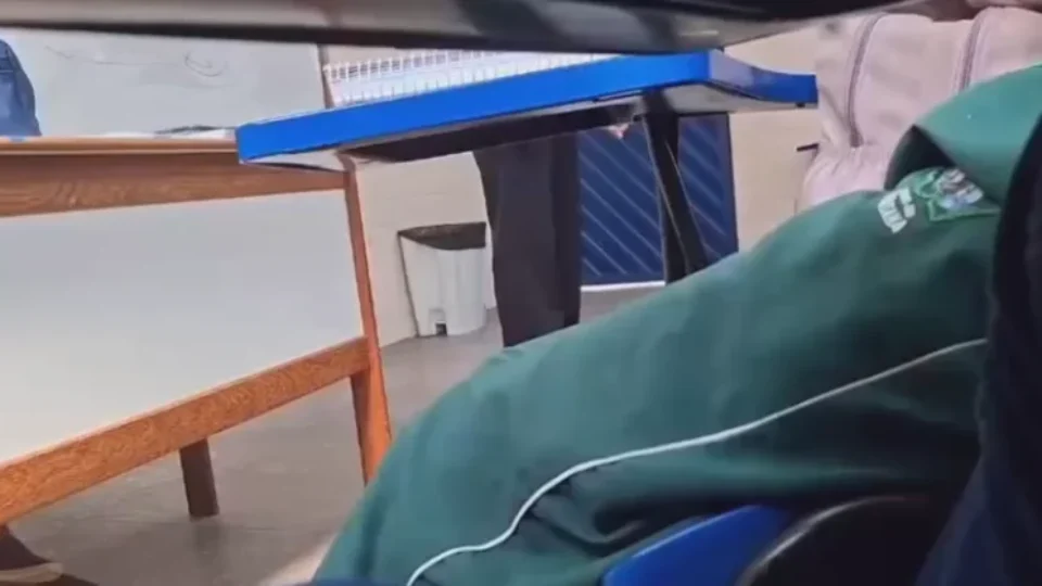 VEJA: Vídeo mostra pedagoga dizendo que queria “dar um tiro na cabeça” de pais de alunos em escola de Manaus