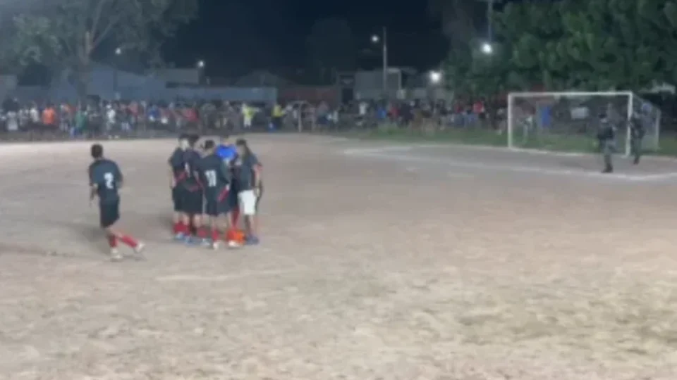 Homem com mandado de prisão em aberto por roubo é preso durante partida de futebol amador em Cuiabá