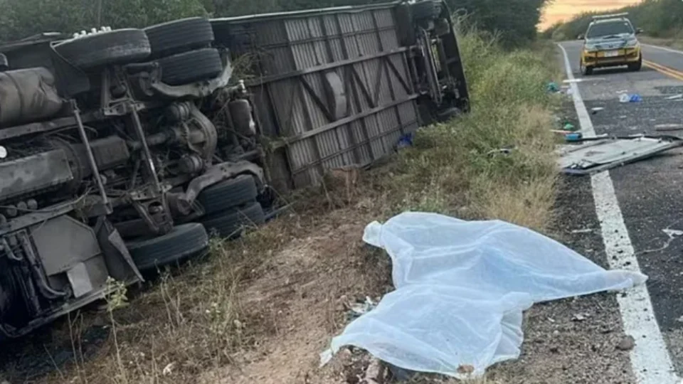 Tragédia: Ônibus com equipe campeã de basquete capota no Ceará e deixa sete mortos