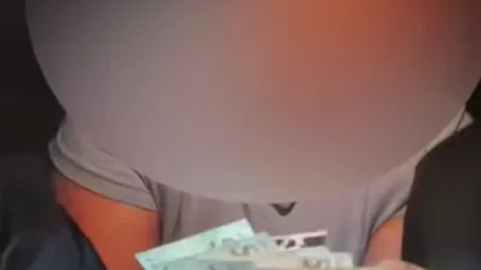 Mulher tenta subornar PM com dinheiro do Bolsa Família após furto e acaba presa