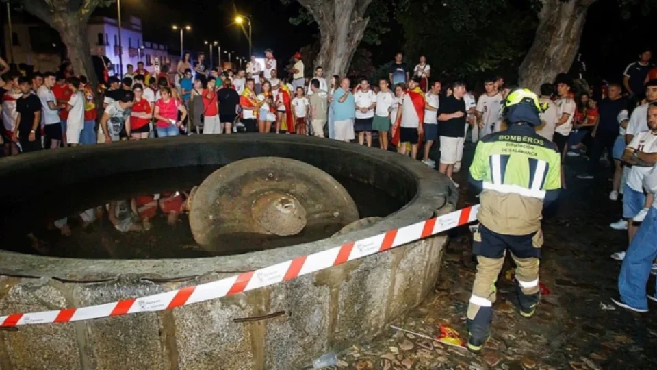 Tragédia: Adolescente morre e duas pessoas ficam feridas após fonte desabar durante comemoração do título da Espanha na Copa do Mundo