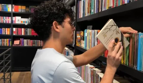 Dia Nacional do Escritor: parintinense transforma vivências da Amazônia em literatura