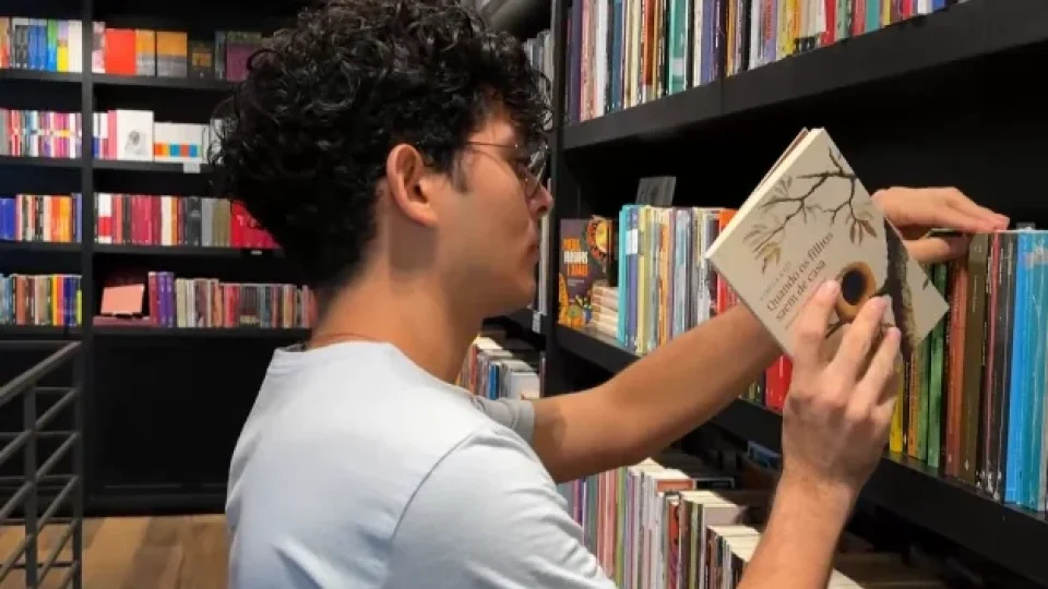 Dia Nacional do Escritor: parintinense transforma vivências da Amazônia em literatura