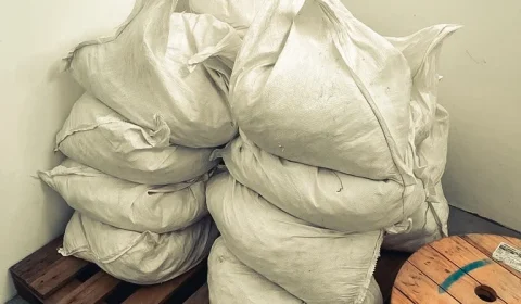 Homens são presos com 375 kg de cianeto e mais de 1 tonelada de carvão ativado em RR
