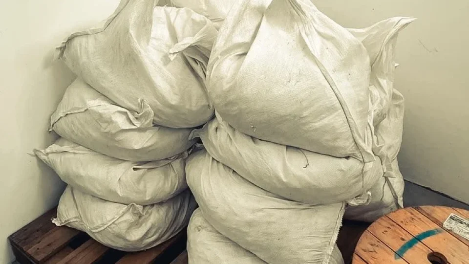 Homens são presos com 375 kg de cianeto e mais de 1 tonelada de carvão ativado em RR