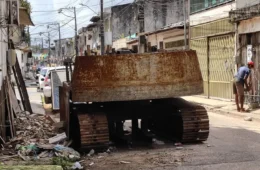 VÍDEO | Carcaça de retroescavadeira vira obstáculo e paralisa obra em Belém
