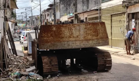 VÍDEO | Carcaça de retroescavadeira vira obstáculo e paralisa obra em Belém