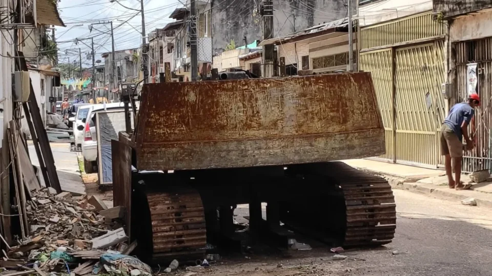 VÍDEO | Carcaça de retroescavadeira vira obstáculo e paralisa obra em Belém