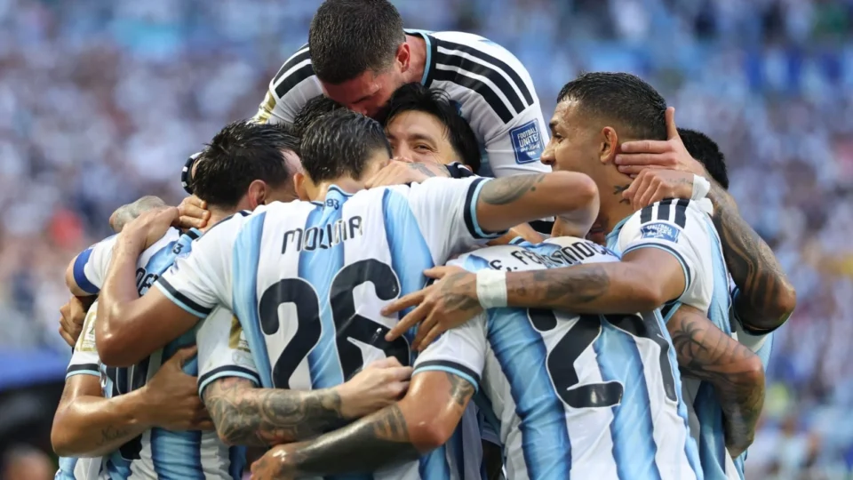 Argentina sofre, mas elimina Cabo Verde na prorrogação e avança às oitavas de final da Copa do Mundo