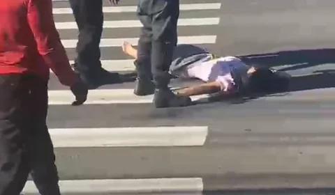 VEJA VÍDEO: Colisão entre moto e carro arremessa passageira no bairro Ponta Negra