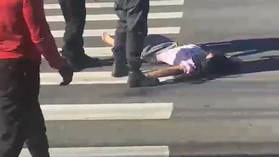 VEJA VÍDEO: Colisão entre moto e carro arremessa passageira no bairro Ponta Negra