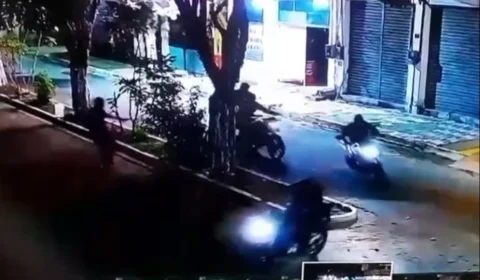 Câmeras de segurança registram ação de criminosos durante assalto a loja de motos em Baião