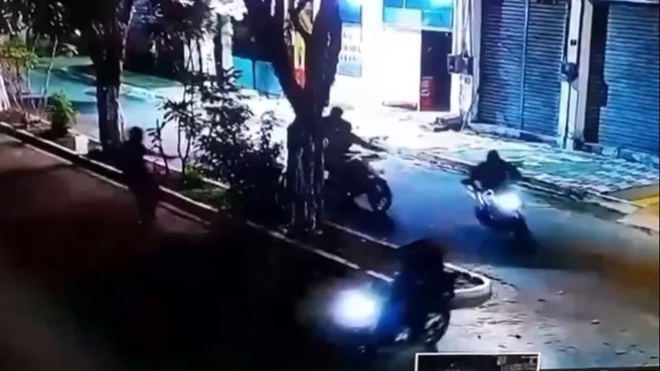 Câmeras de segurança registram ação de criminosos durante assalto a loja de motos em Baião