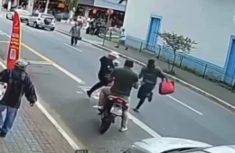 Veja vídeo: Ladrão é derrubado com rasteira e preso após roubar bolsa de mulher em Taubaté