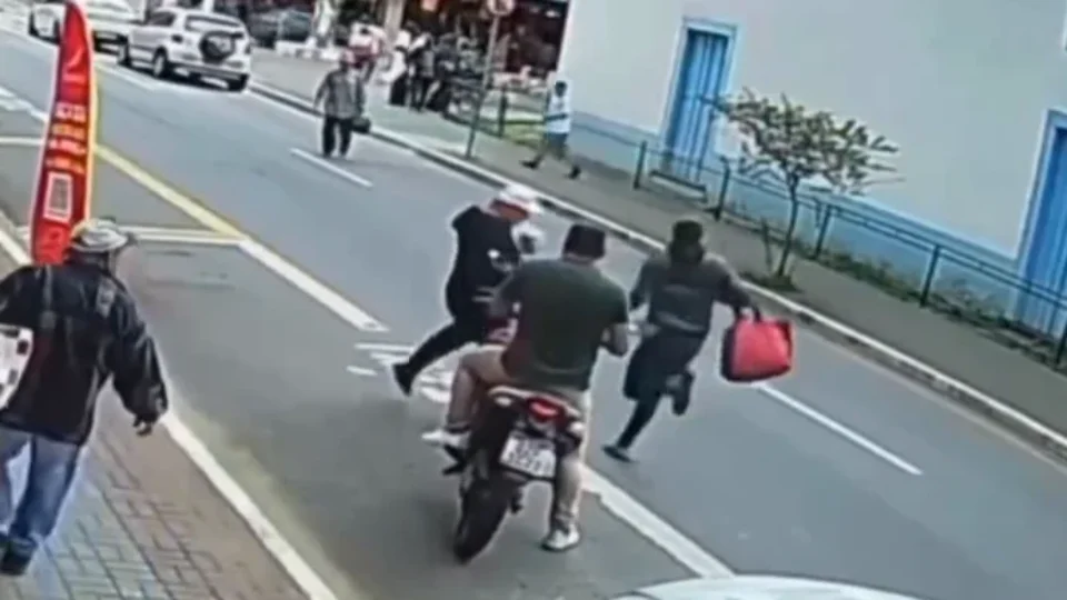 Veja vídeo: Ladrão é derrubado com rasteira e preso após roubar bolsa de mulher em Taubaté