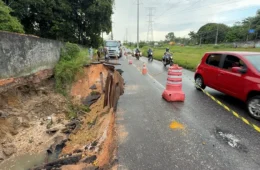 Cratera se abre na Av. Independência e causa transtornos no trânsito em Ananindeua