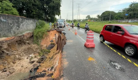 Cratera se abre na Av. Independência e causa transtornos no trânsito em Ananindeua