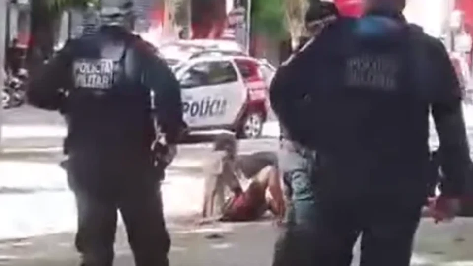 Homem é esfaqueado durante briga na praça Batista Campos, em Belém; Veja o vídeo