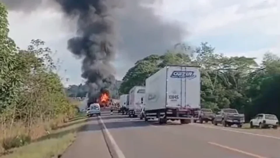 Carreta boiadeira pega fogo após acidente na BR-364; bezerros ficam soltos na pista