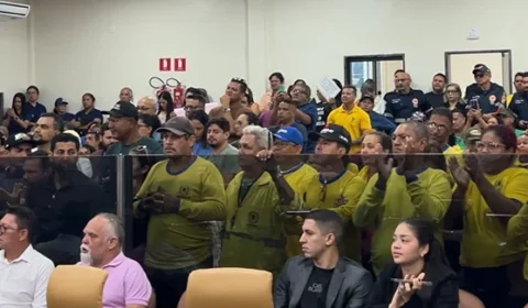 Servidores municipais protestam na Câmara por cumprimento de promessas salariais