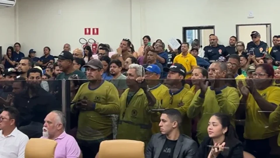 Servidores municipais protestam na Câmara por cumprimento de promessas salariais