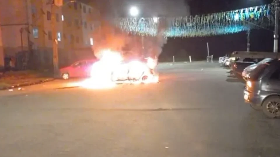 Criminosos incendeiam carro após execução no Orgulho do Madeira