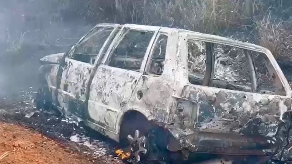 Carro capota, pega fogo e fica destruído na Estrada da Penal, em Porto Velho