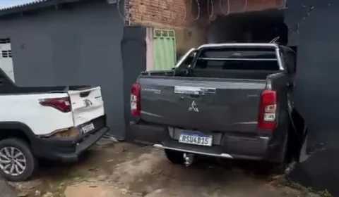 Camionete invade residência após motorista perder o controle em Porto Velho