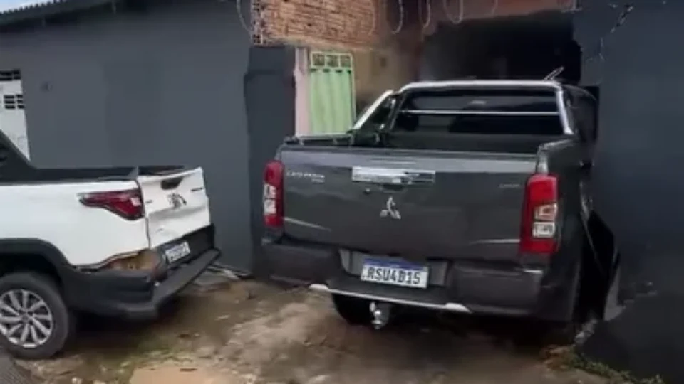 Camionete invade residência após motorista perder o controle em Porto Velho