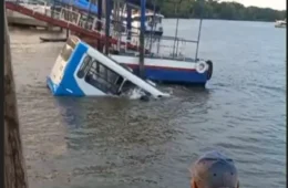 Micro-ônibus que caiu em rio em Barcarena permanece submerso, ameaça navegação e acende alerta ambiental