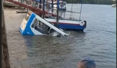 Micro-ônibus que caiu em rio em Barcarena permanece submerso, ameaça navegação e acende alerta ambiental