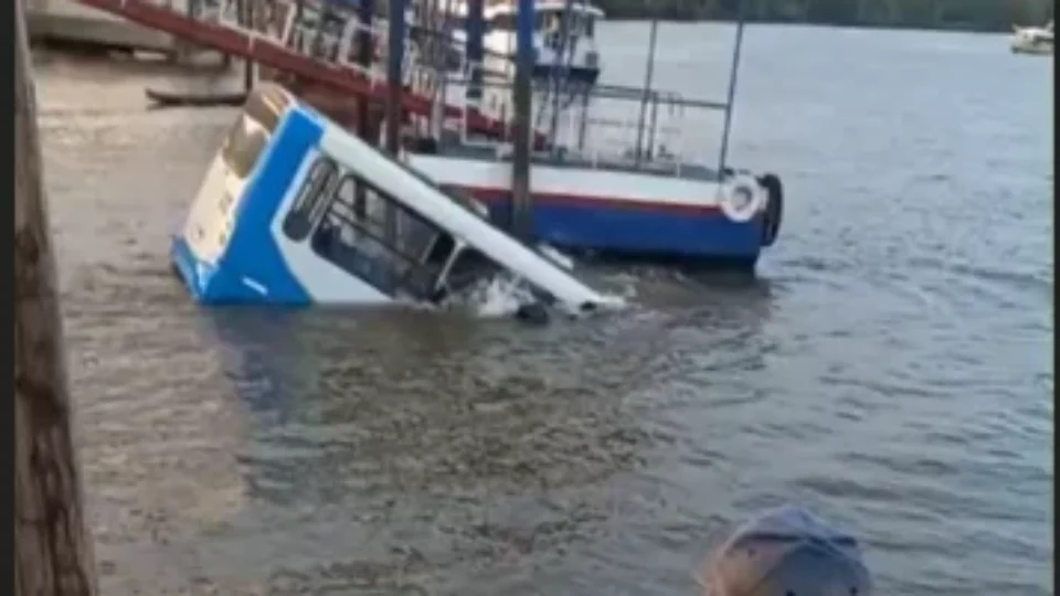 Ônibus de passageiros cai no rio em porto de Barcarena e mobiliza equipes de resgate