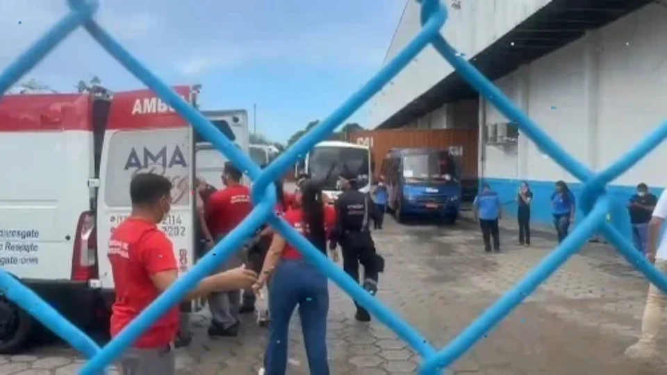 Funcionários são levados às pressas para hospitais após forte odor de estireno causar mal-estar entre trabalhadores