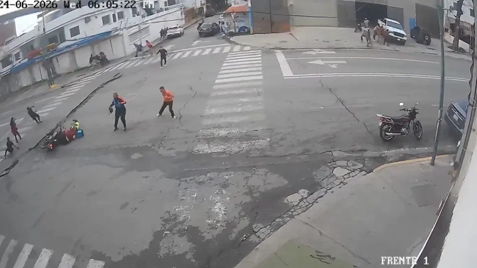 VEJA: novas imagens mostram momento em que terremotos rompem asfalto e destroem avenida na Venezuela