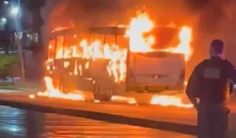 Ônibus é destruído por incêndio e interdita a Avenida Augusto Montenegro, em Belém