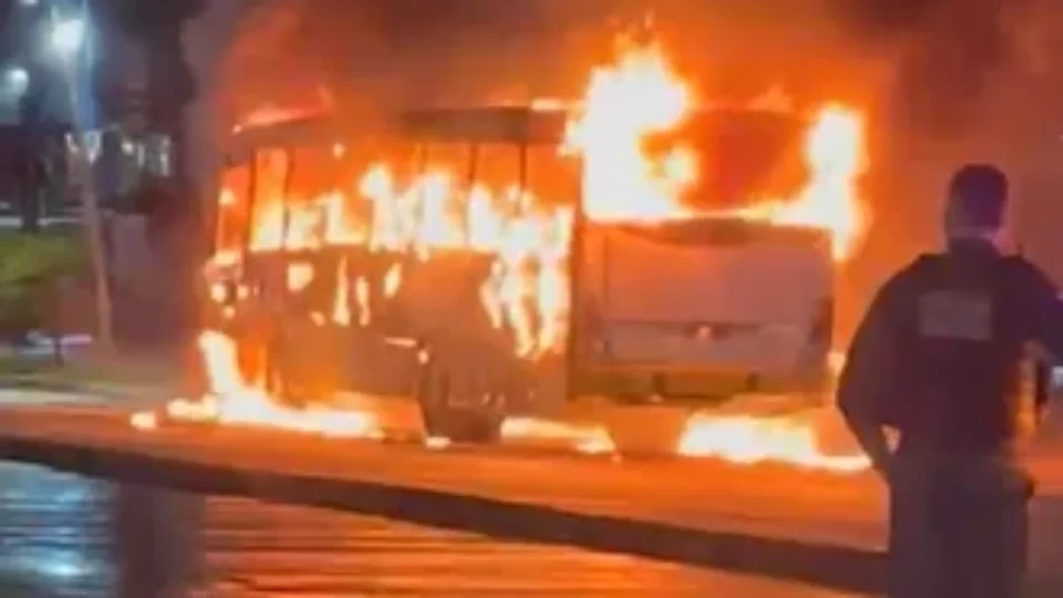 Ônibus é destruído por incêndio e interdita a Avenida Augusto Montenegro, em Belém