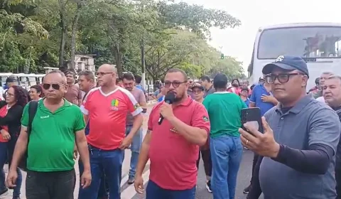 Rodoviários da Monte Cristo bloqueiam a Avenida Almirante Barroso, em Belém