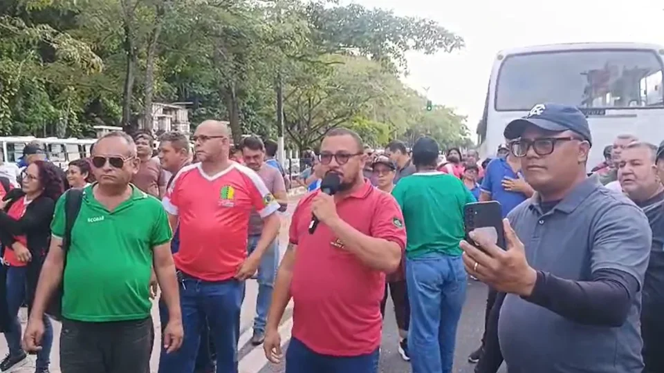 Rodoviários da Monte Cristo bloqueiam a Avenida Almirante Barroso, em Belém
