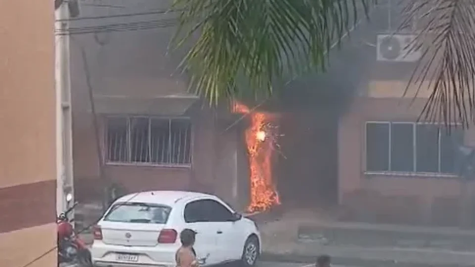 INCÊNDIO | Chamas atingem prédio residencial e mobilizam bombeiros em Icoaraci
