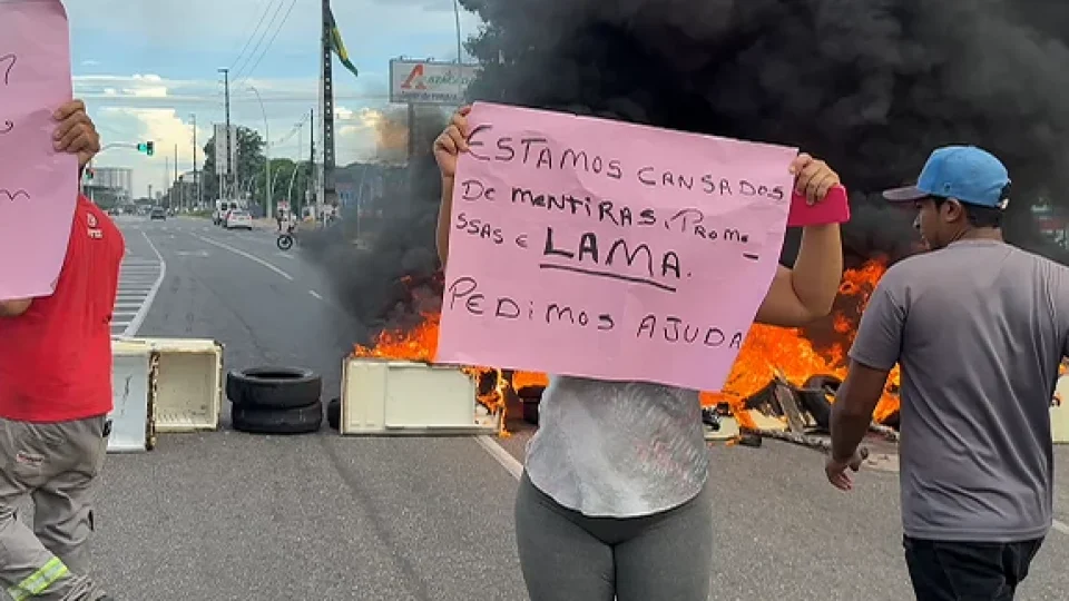 CAOS NA AUGUSTO MONTENEGRO| Moradores tocam fogo em pneus e bloqueiam avenida em protesto