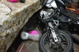 SUSTO | Motocicleta desgovernada invade casa e para dentro da cozinha após falha nos freios em Capanema