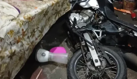 SUSTO | Motocicleta desgovernada invade casa e para dentro da cozinha após falha nos freios em Capanema