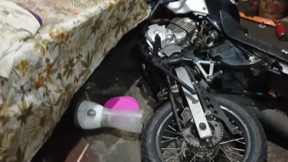 SUSTO | Motocicleta desgovernada invade casa e para dentro da cozinha após falha nos freios em Capanema