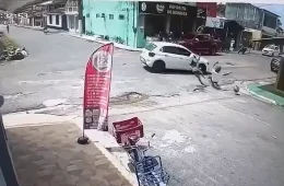 GRAVE ACIDENTE | Motociclistas são arremessados após colisão com carro em Mosqueiro